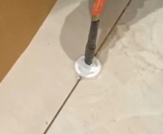 西充瓷砖空鼓维修公司专业解答瓷砖在铺贴过程中，如果没有涂抹均匀到位的粘结材料（如水泥砂浆或瓷砖胶），可能会导致以下问题