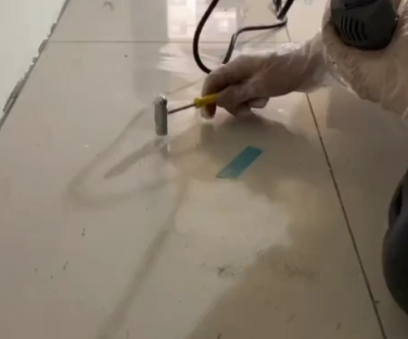 西充瓷砖开裂维修公司专业分享瓷砖在铺贴前如果没有沥干水分，将会导致以下问题